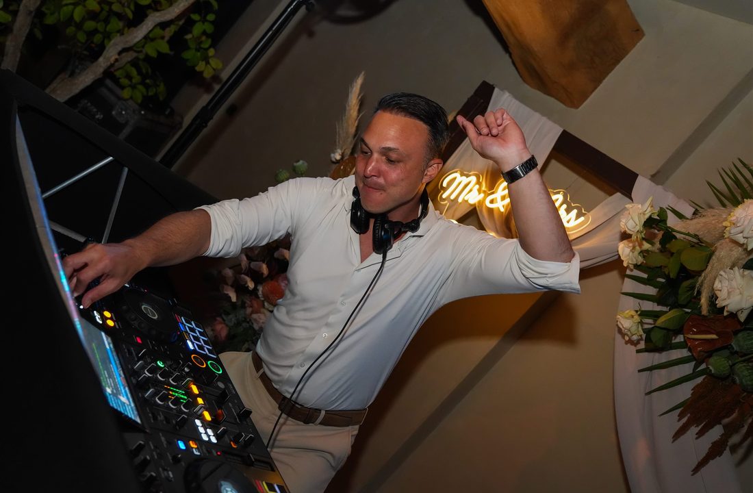 DJ achter zijn draaitafel tijdens een feest