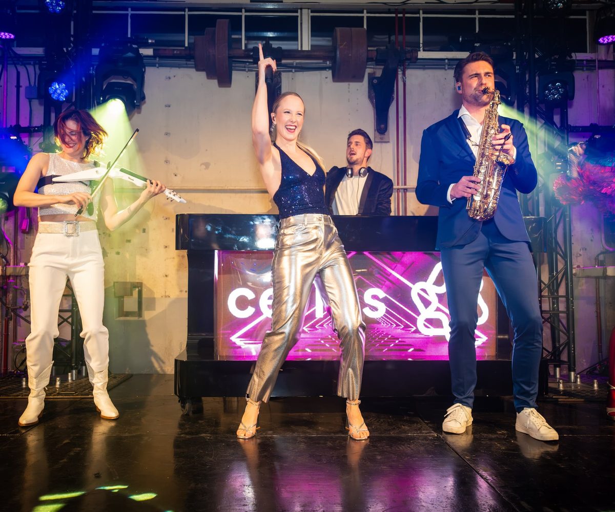 Piano party met zangeres tijdens een sfeervol evenement