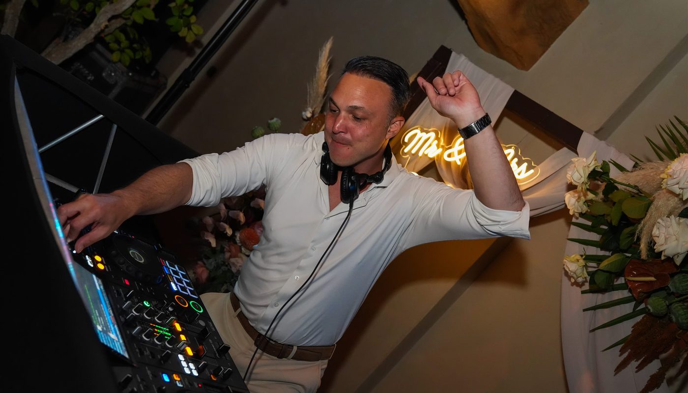 DJ achter zijn draaitafel tijdens een feest