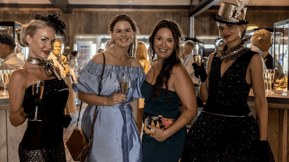 Hosts en gasten tijdens een evenement van La Luna Entertainment